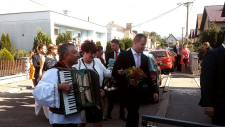 A ideme so ženíchom na odobierku nevesty v Oslanoch.